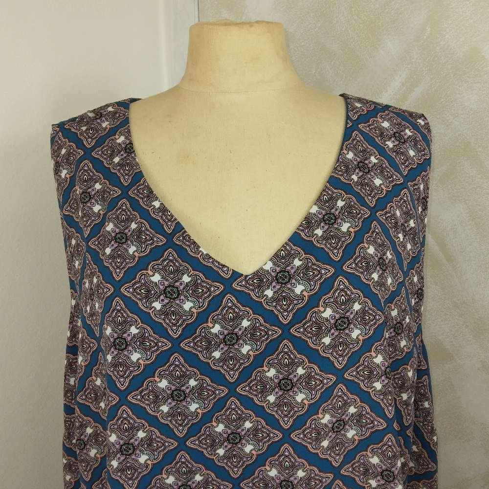 26/28 Cato Geometric Sleeveless Blouse - Picture 2 of 7